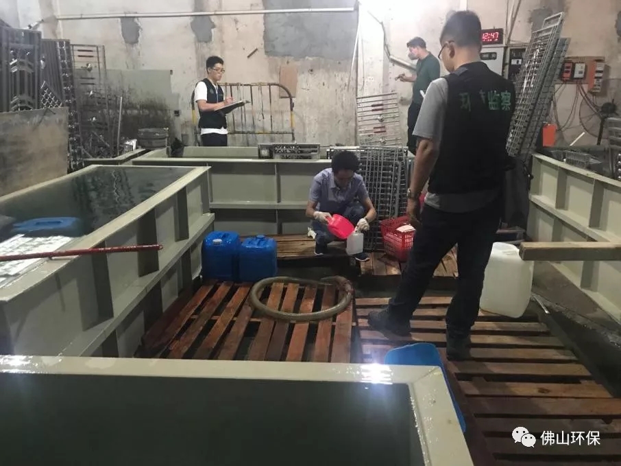 監(jiān)測(cè)人員進(jìn)行現(xiàn)場(chǎng)采樣