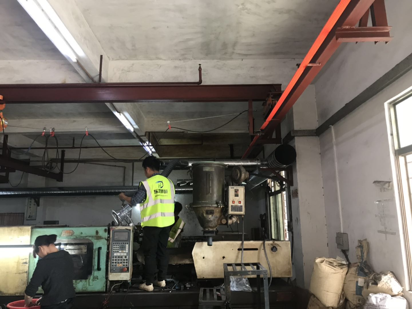 廢氣處理系統(tǒng)安裝現(xiàn)場(chǎng)